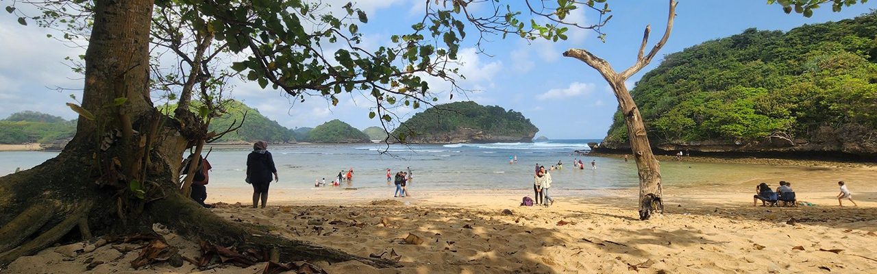 pantai teluk asmara: destinasi liburan romantis di indonesia